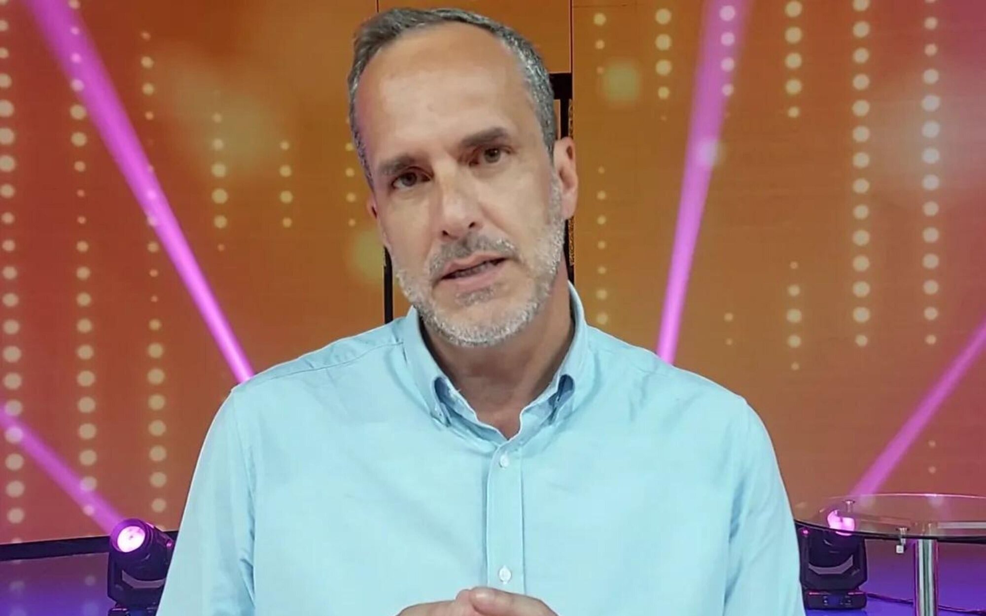 Telecinco prepara un nuevo programa de corazón para los viernes que estaría presentado por Santi Acosta