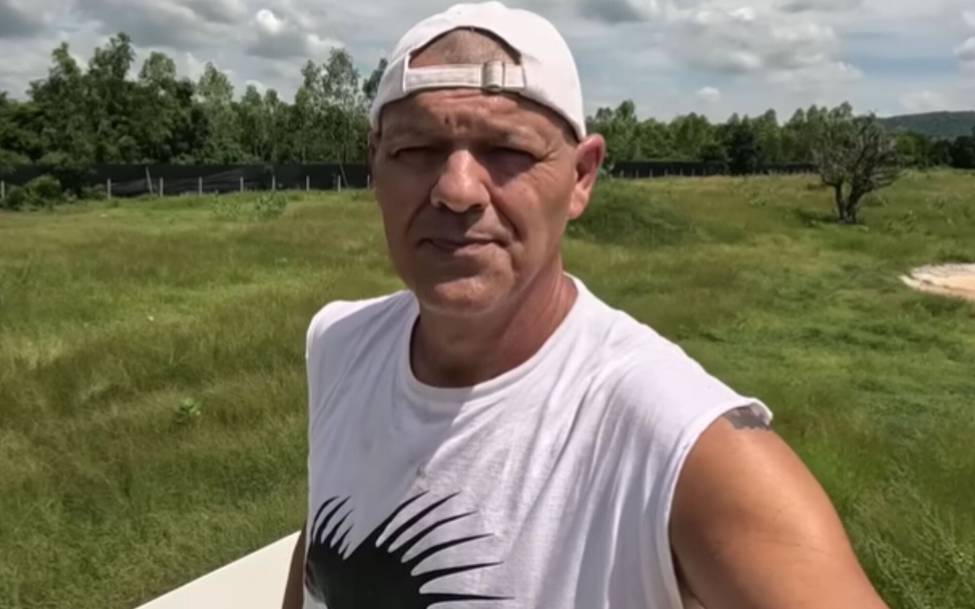 Frank Cuesta muestra su cara desfigurada tras la picadura de una avispa asiática