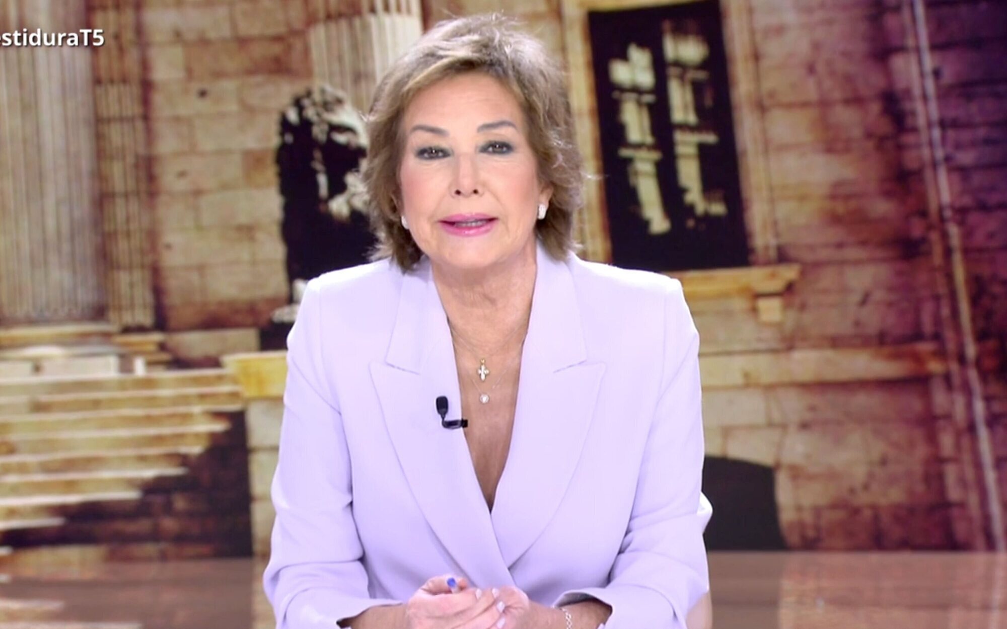 Ana Rosa Quintana recupera su editorial político y atiza a Pedro Sánchez: "No ha mencionado a Puigdemont"