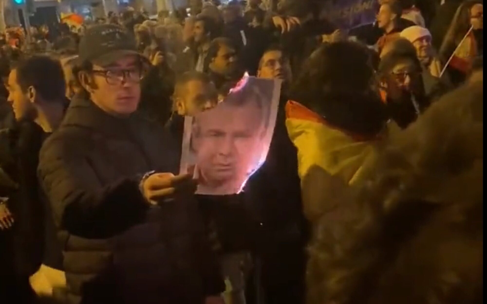 Queman una foto de Jorge Javier Vázquez en las concentraciones en Ferraz contra el PSOE