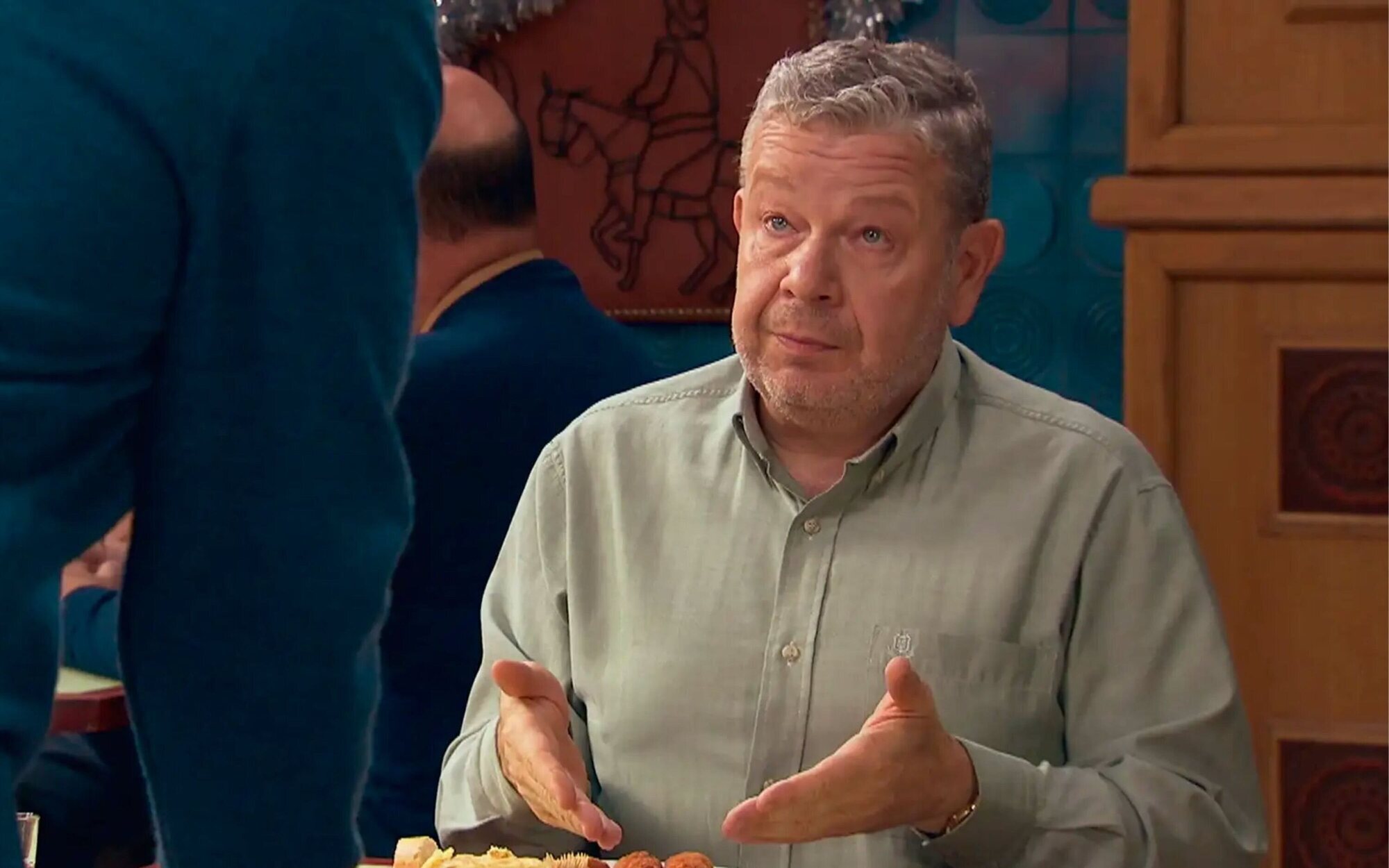 Así ha sido el cameo de Alberto Chicote en 'Amar', haciendo su propio 'Pesadilla en la cocina' en El Asturiano