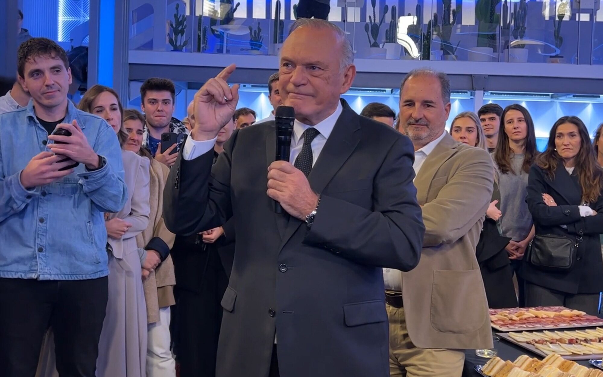 Pedro Piqueras rompe a llorar en la despedida de los trabajadores de Mediaset: "Habéis sido mi vida"