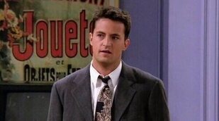 Los fans de 'Friends' llenan la calle del apartamento de la serie con flores para homenajear a Matthew Perry