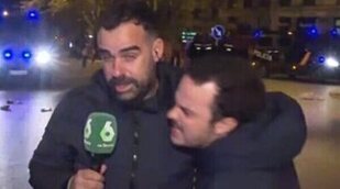 El vergonzoso acoso en directo a un reportero de 'El intermedio' en las protestas ante la sede del PSOE