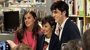 La reina Letizia apoya a Sonsoles Ónega y acude a su firma de libros 