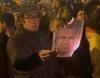 Queman una foto de Jorge Javier Vázquez en las concentraciones en Ferraz contra el PSOE