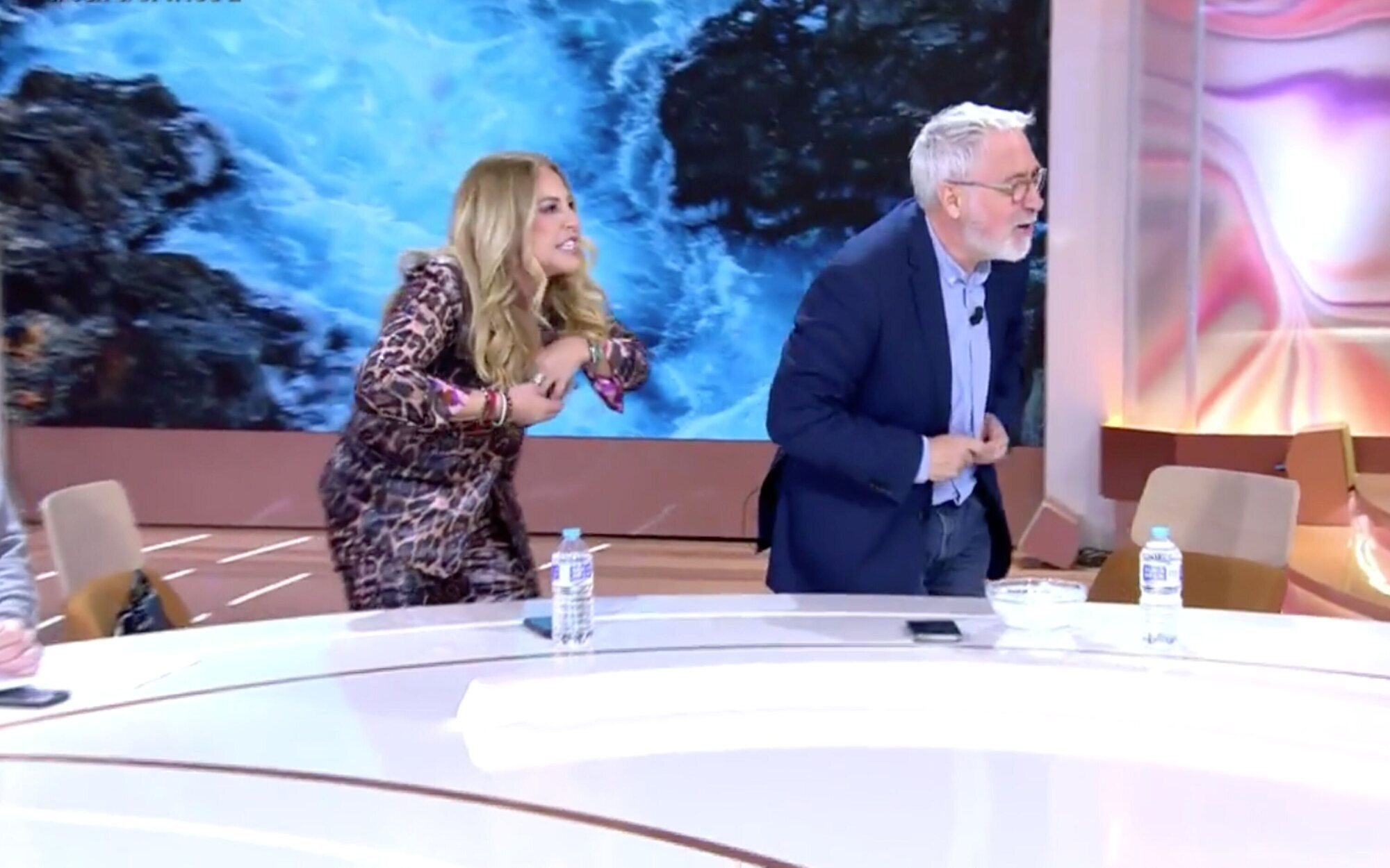 Cristina Tárrega se enfada con Xavier Sardà por tirarle hielo al escote en 'TardeAR': "¿Eres tonto?"