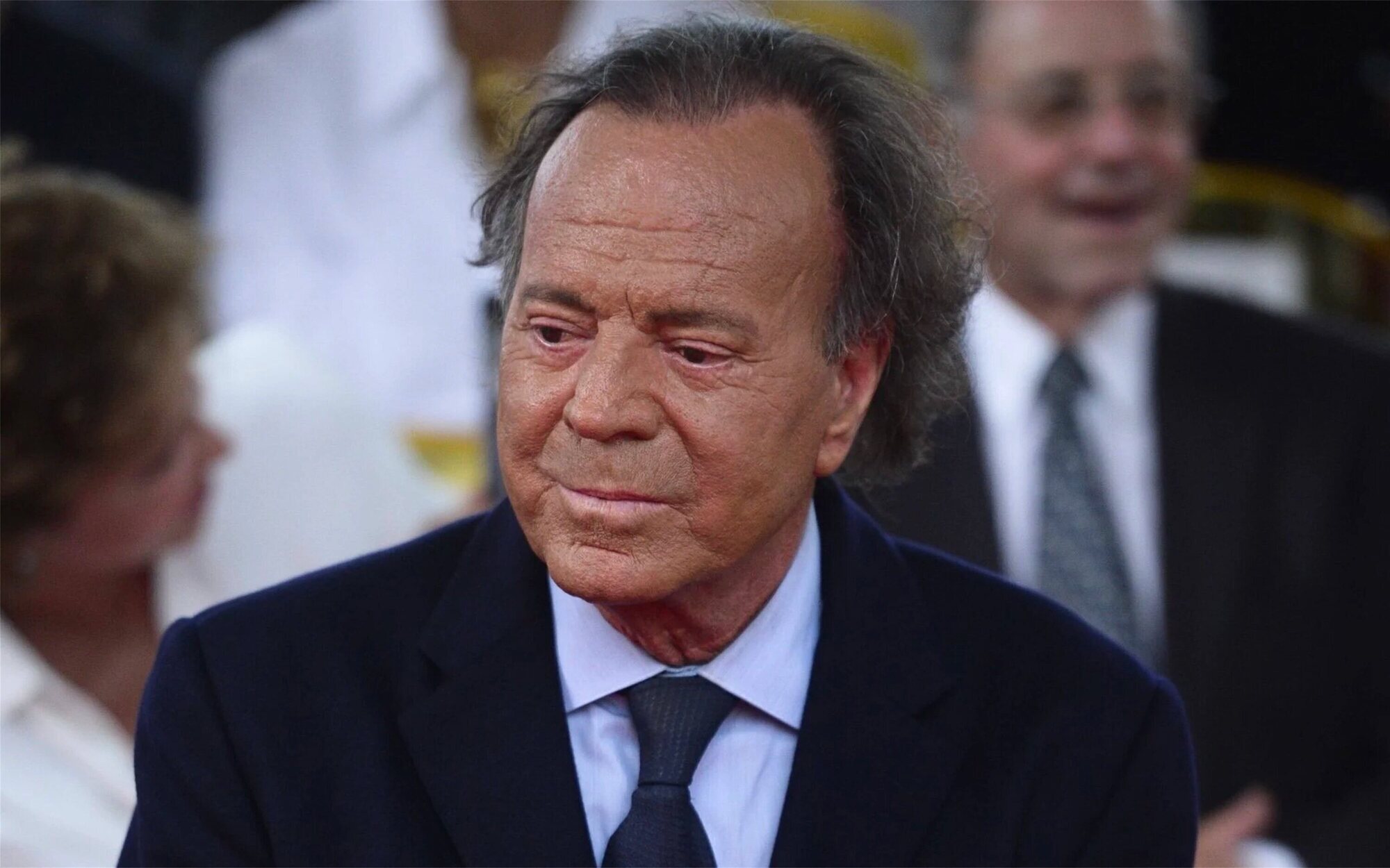 Julio Iglesias, retenido en el aeropuerto de Punta Cana por el sorprendente contenido de sus maletas