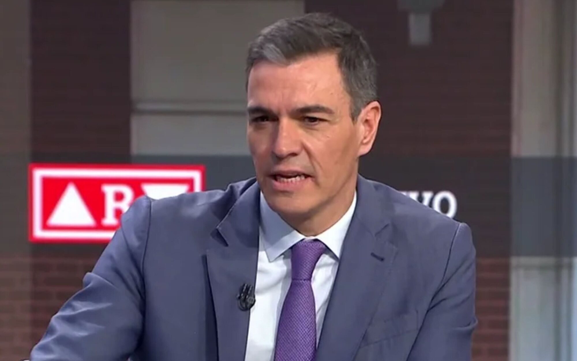 La BBC tacha a 'Zorra' de canción "anti-mujeres" y señala a Pedro Sánchez por defenderla
