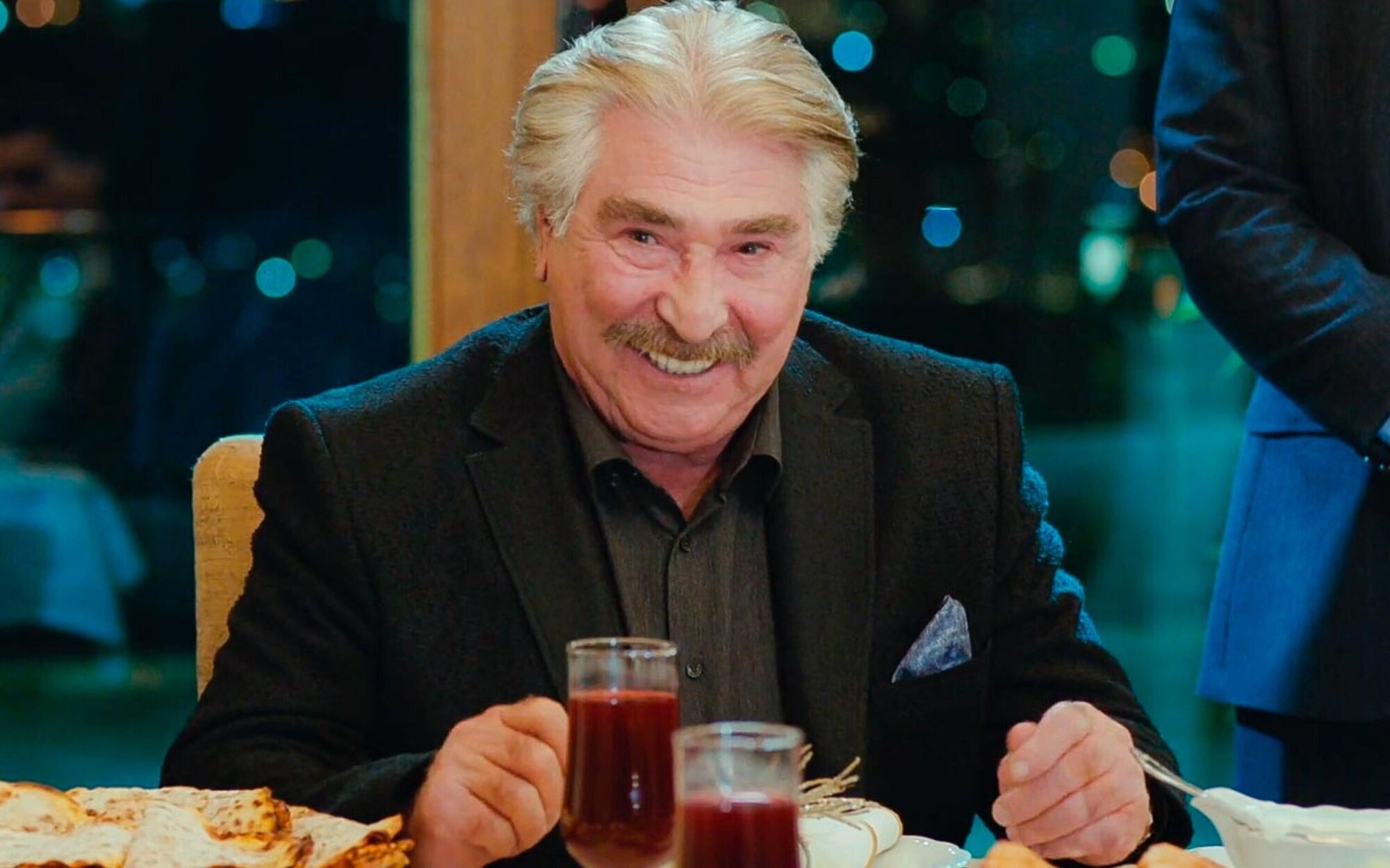 Hasan organiza un evento cultural para ganarse a Ender en 'Pecado original'