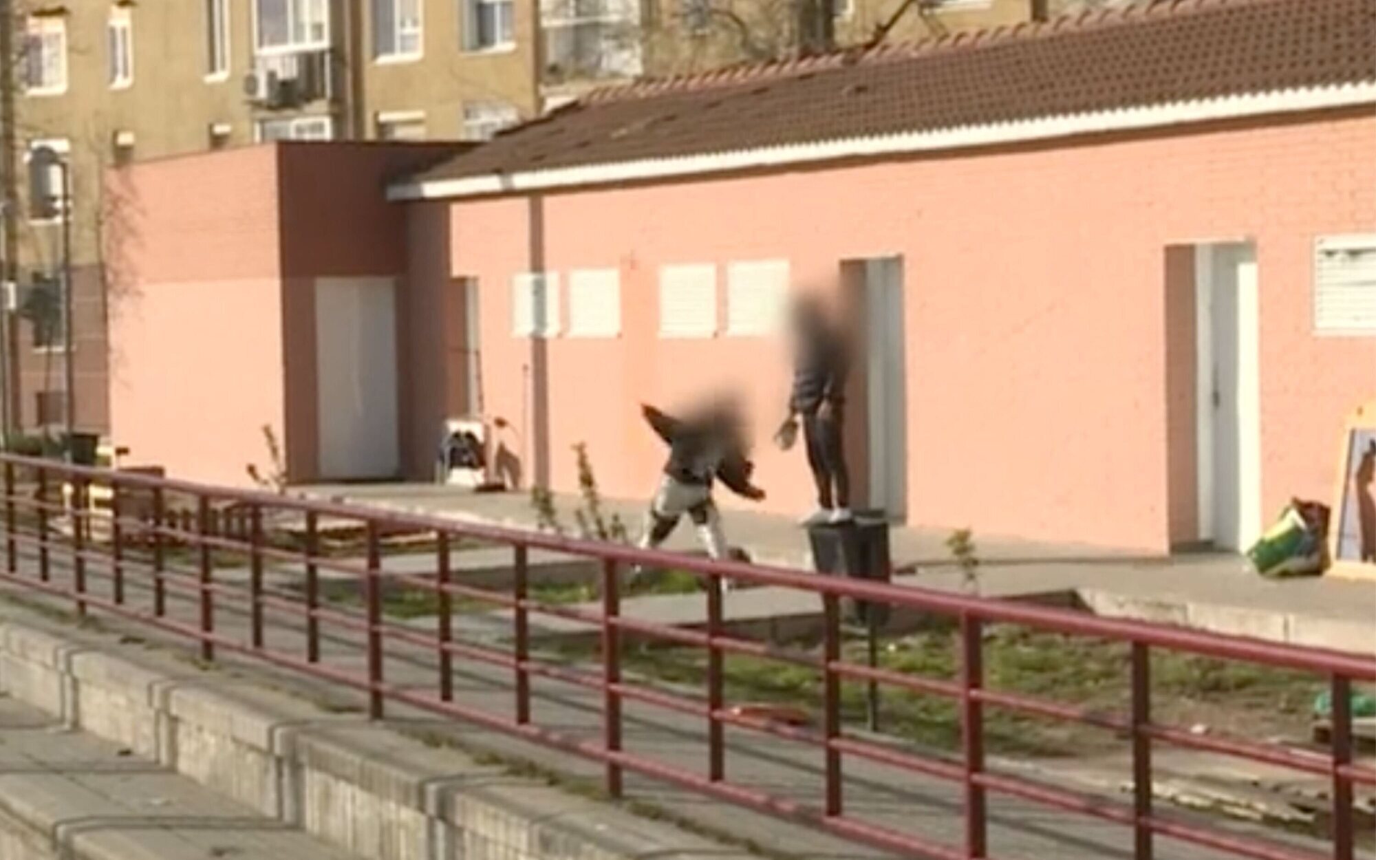 Intentan agredir con un adoquín a un equipo de 'Espejo público' que grababa los "narcovestuarios" de San Blas