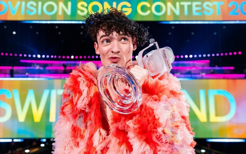 Nemo, ganadore de Eurovisión 2024, pierde su segundo micrófono de cristal y le regalan un seguro para trofeos