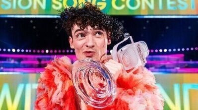 Nemo, ganadore de Eurovisión 2024, pierde su segundo micrófono de cristal y le regalan un seguro para trofeos