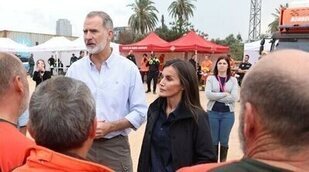 Gritos de "asesinos", barro y tensión en la visita de los Reyes, Pedro Sánchez y Carlos Mazón a Paiporta