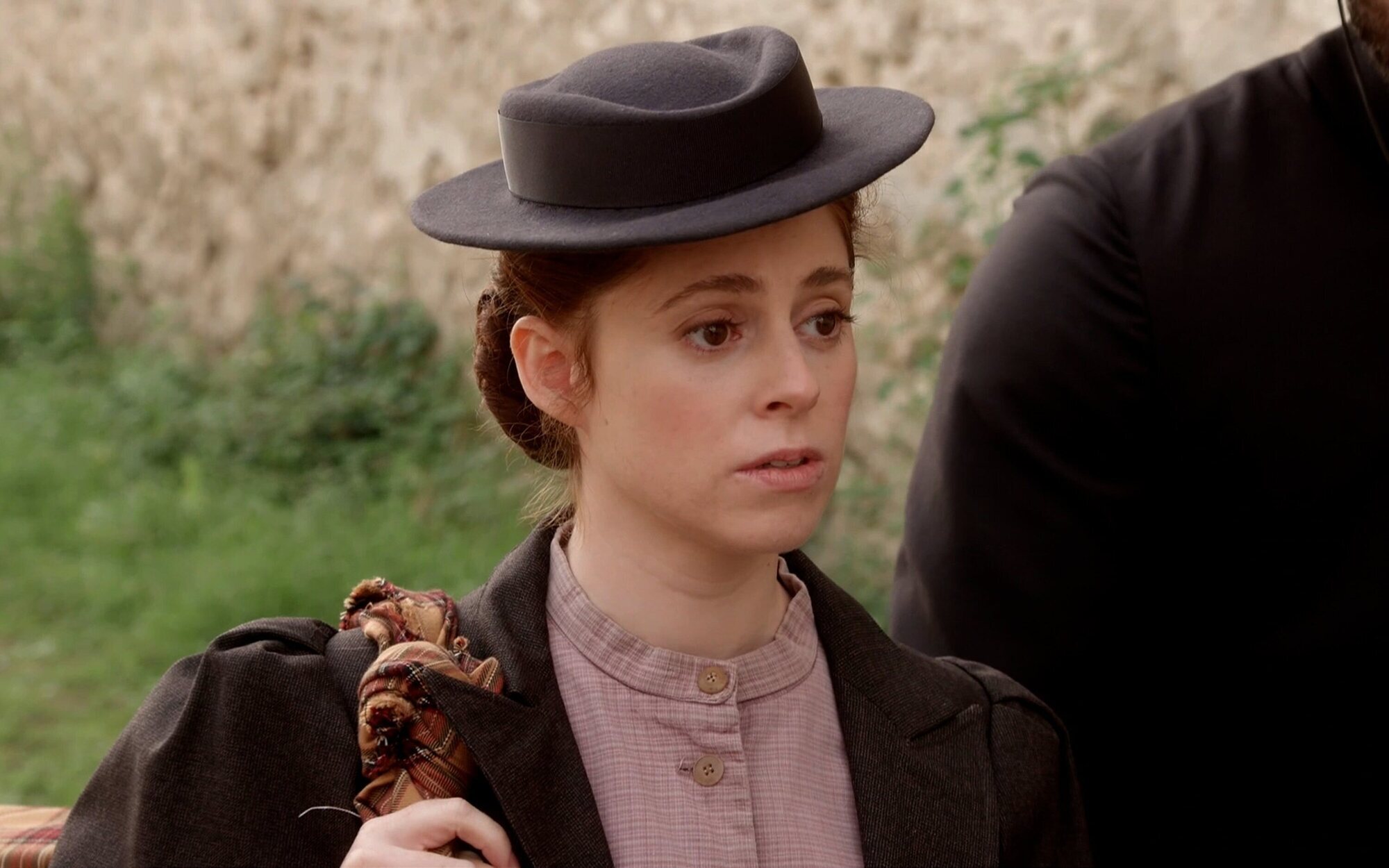 'La promesa' llevará al refugio las sobras del convite frustrado y Simona consolará a Catalina