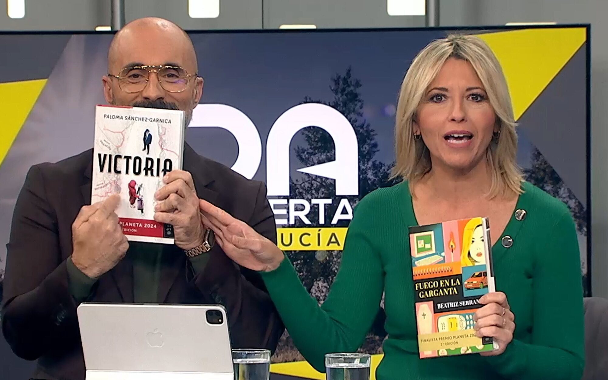 Señalan a Canal Sur por aplazar la entrevista a la ganadora del Planeta para emitir la comparecencia de Lobato