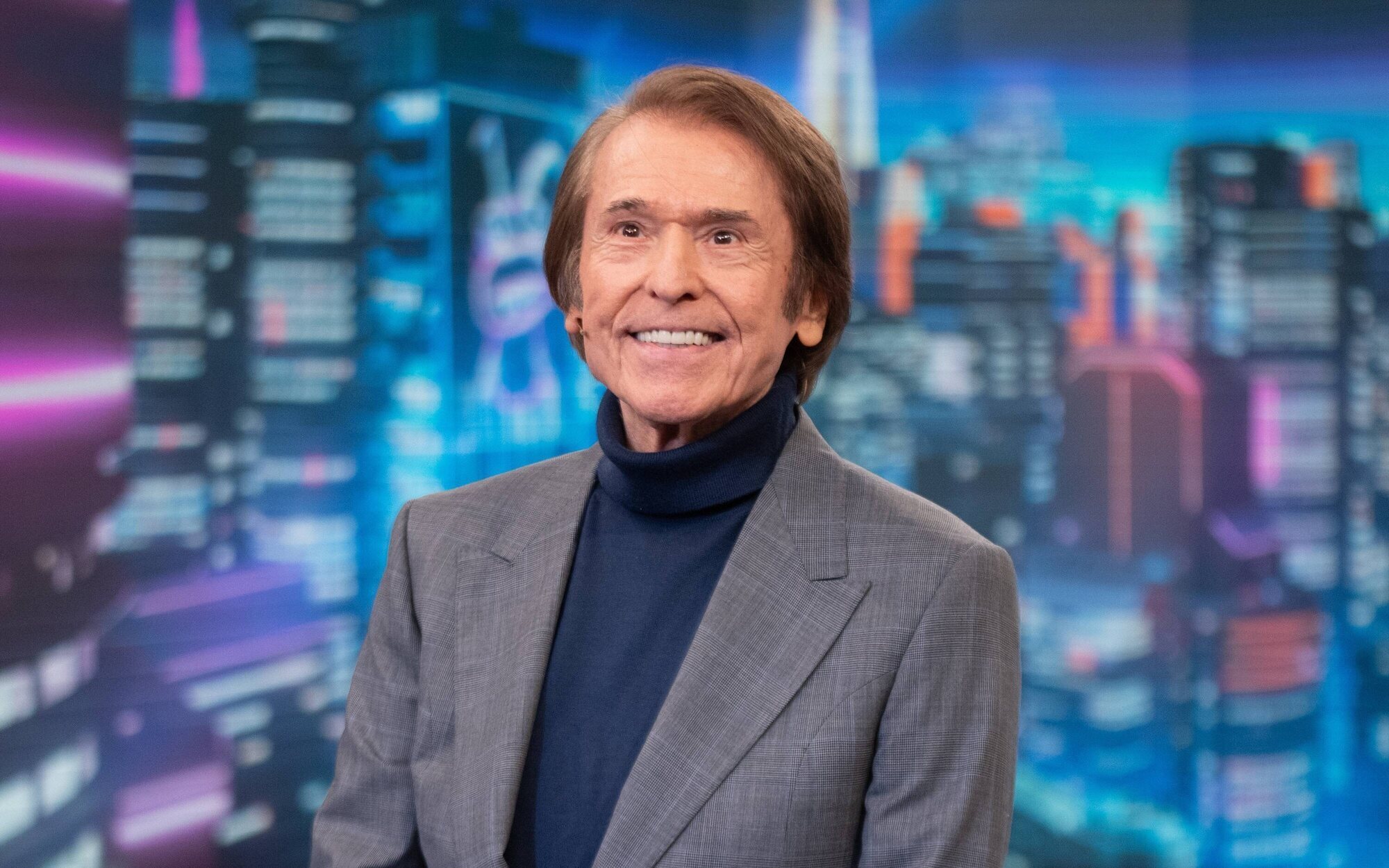 Raphael, ingresado tras sufrir un fallo cerebrovascular mientras grababa su entrevista en 'La revuelta'