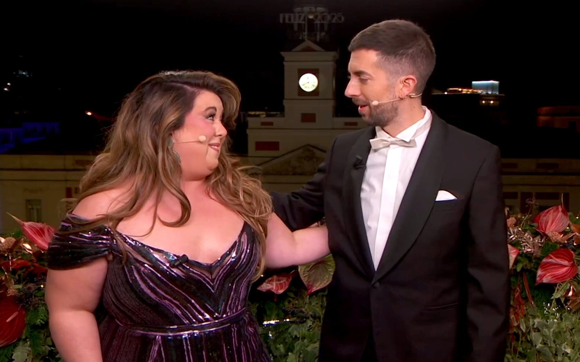 Lala Chus y David Broncano saludan y muestran a Cristina Pedroche y Chicote durante las Campanadas de La 1