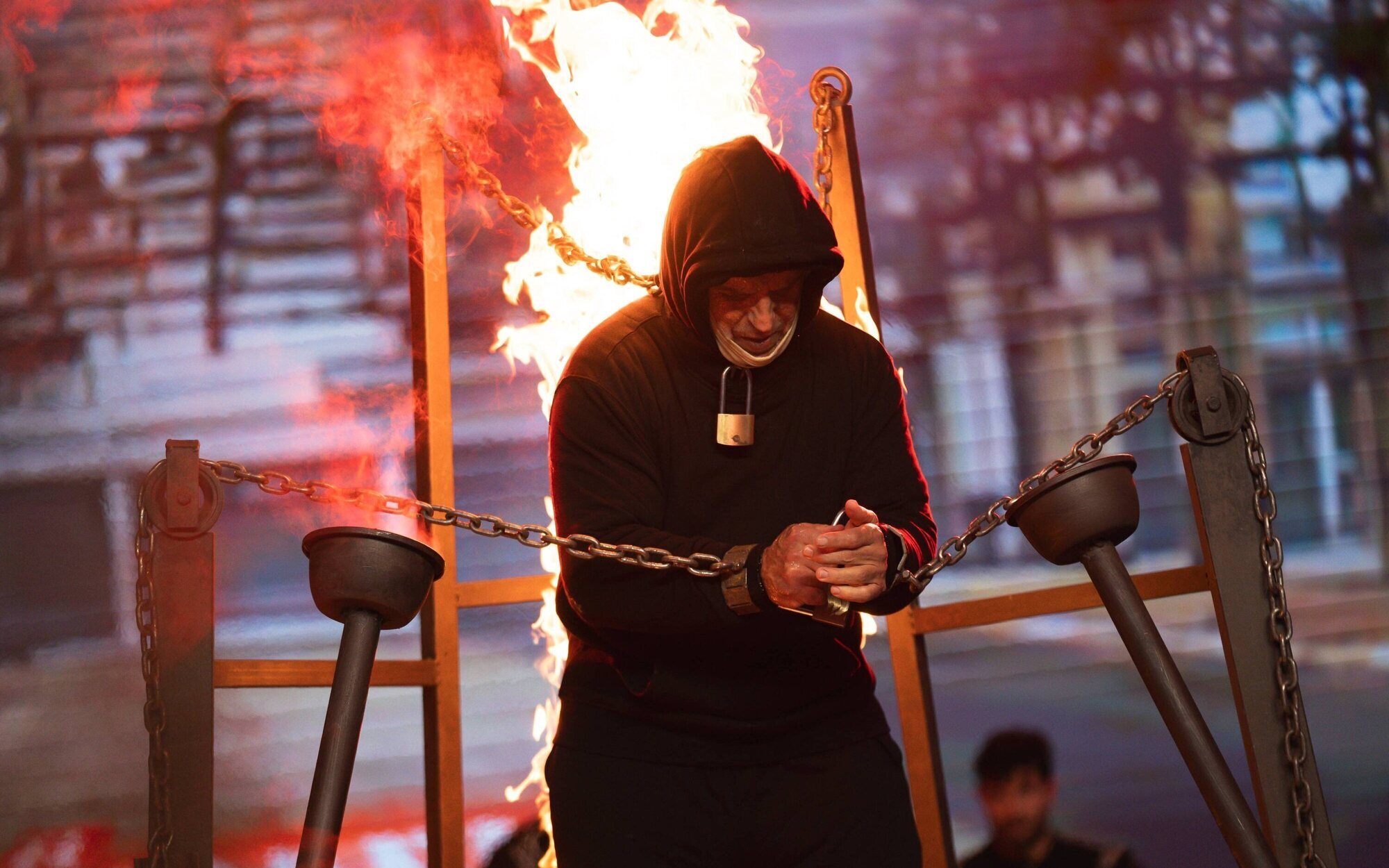 El equipo médico de 'El desafío' atiende a Manuel Díaz El Cordobés tras su reto de prenderse fuego