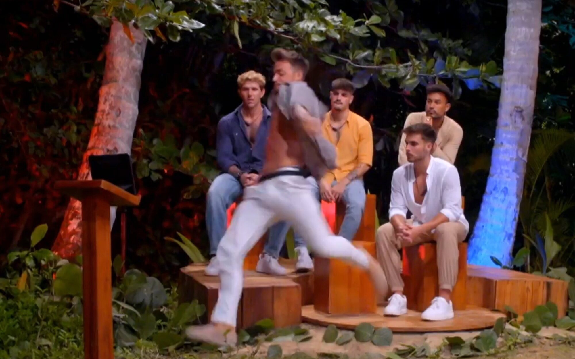 'La isla de las tentaciones' avanza el desesperado asalto de Montoya a gritos y su patada a la tablet