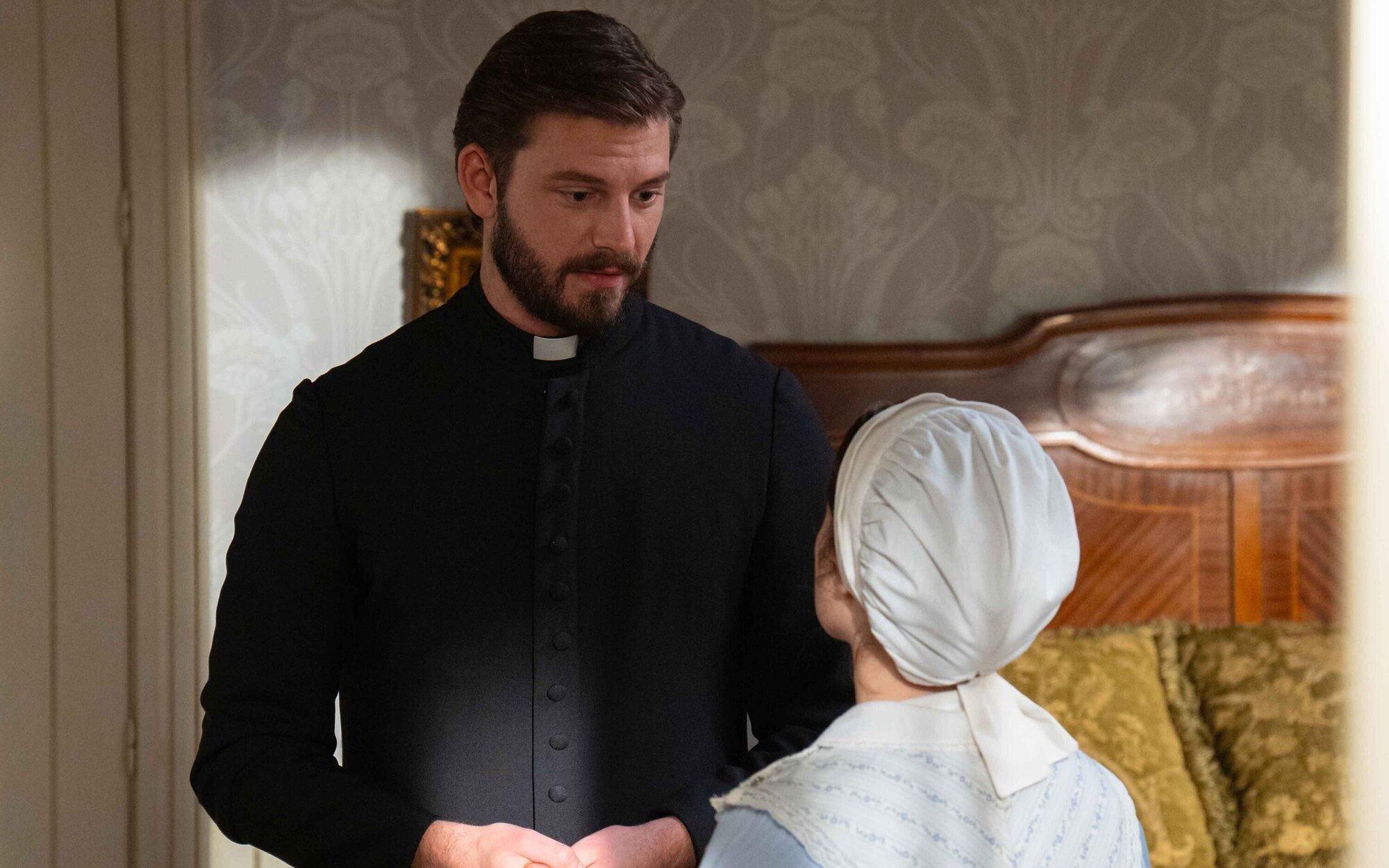 'La promesa' inquietará a Cruz con la visita de Ramona y desconcertará a Curro con el aviso de Ángela