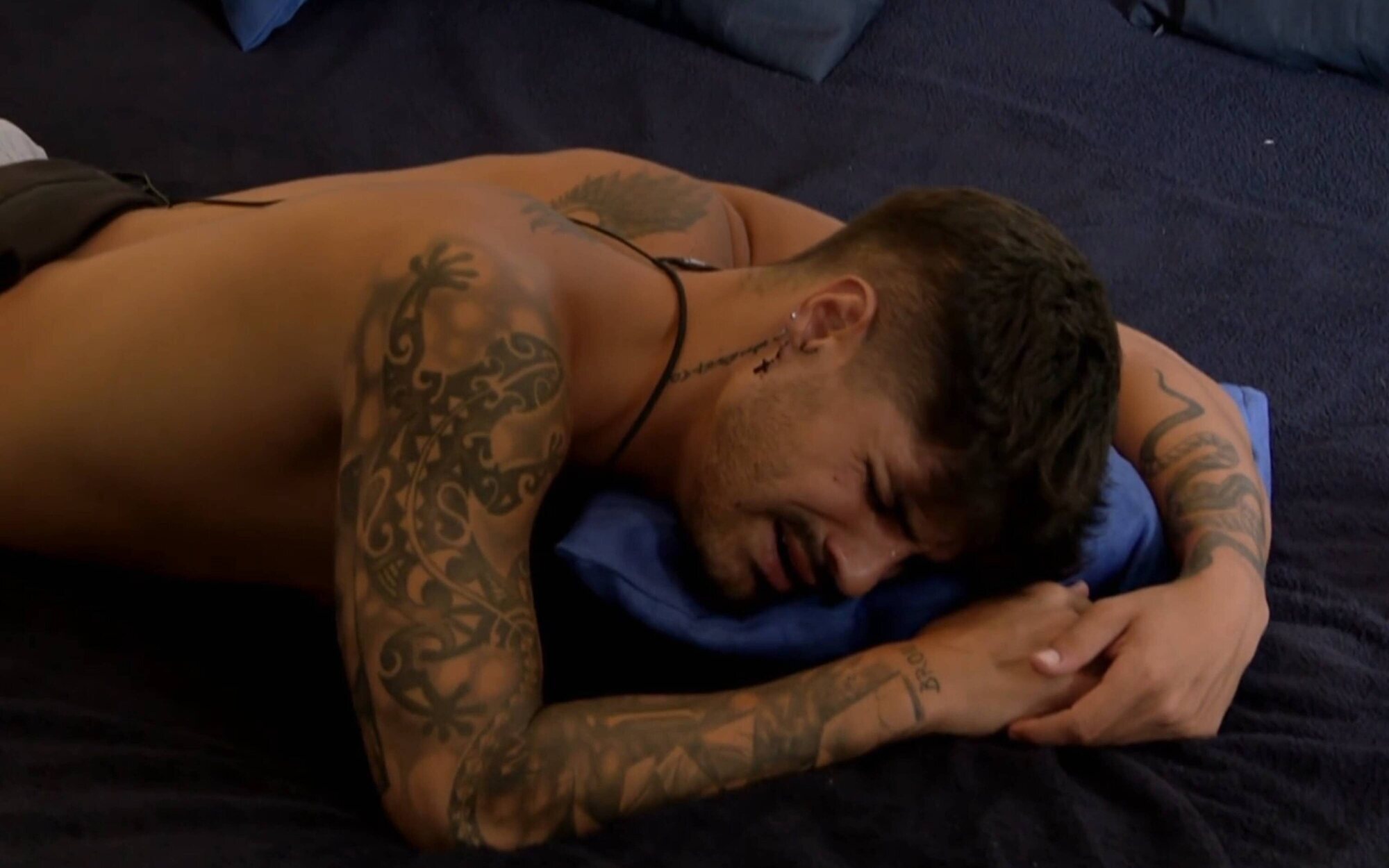 Álvaro rompe a llorar tras acostarse con Érika en 'La isla de las tentaciones 8': "No tengo valores"