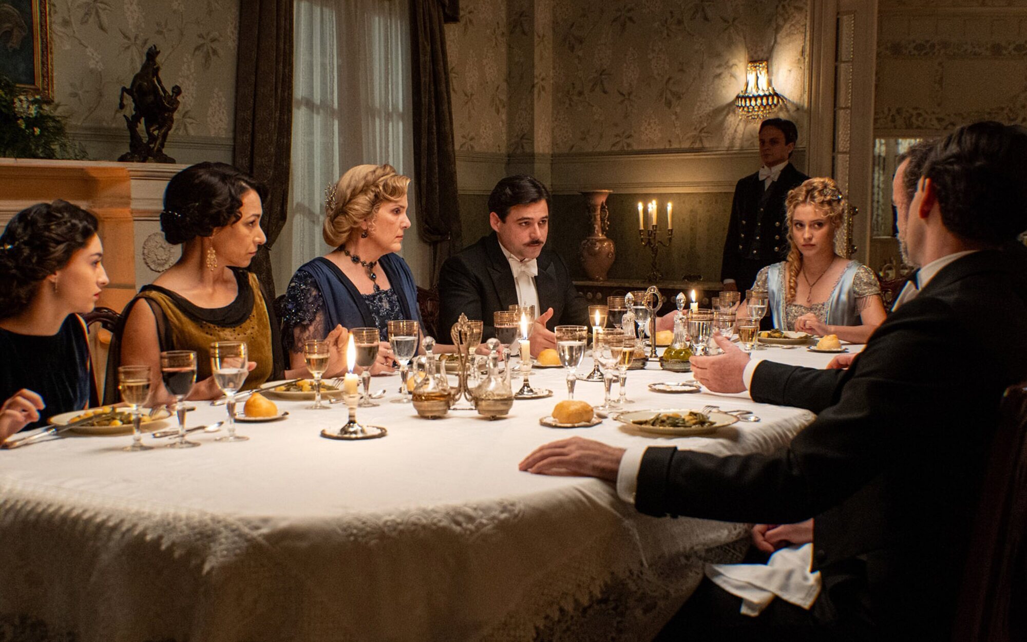 'La promesa' soltará la bomba de la marcha de Manuel y Jana a Italia y el servicio se quedará sin sueldo