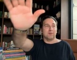 Iker Jiménez imita a Elon Musk haciendo el saludo nazi: "Os doy mi corazón"
