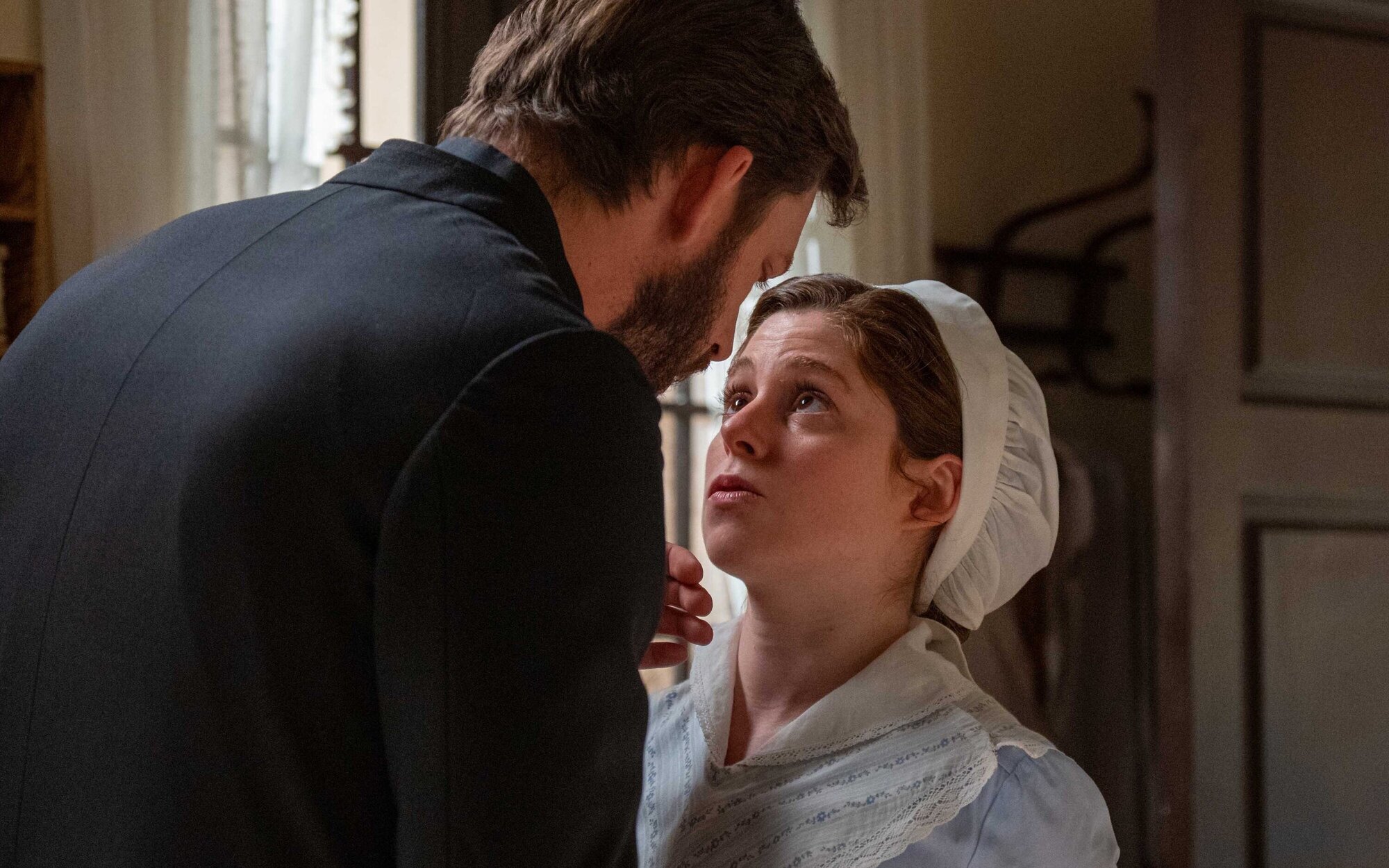 'La promesa' fundirá en un beso a María Fernández y Samuel sin saber que Petra está observando