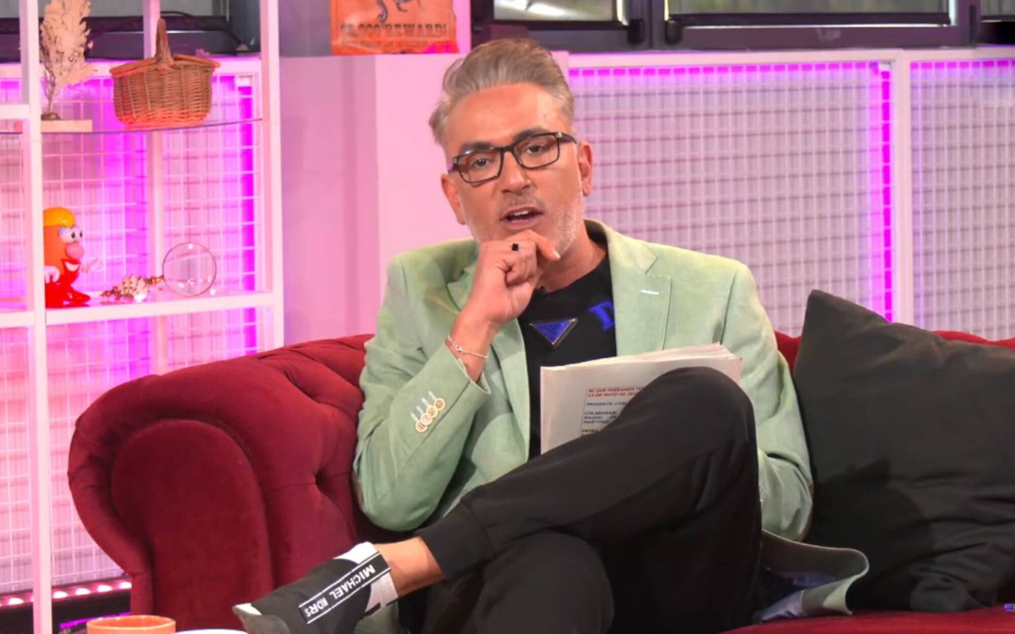 El toque de Kiko Hernández al conectar en directo con el equipo de 'La familia de la tele': "No os reconozco"