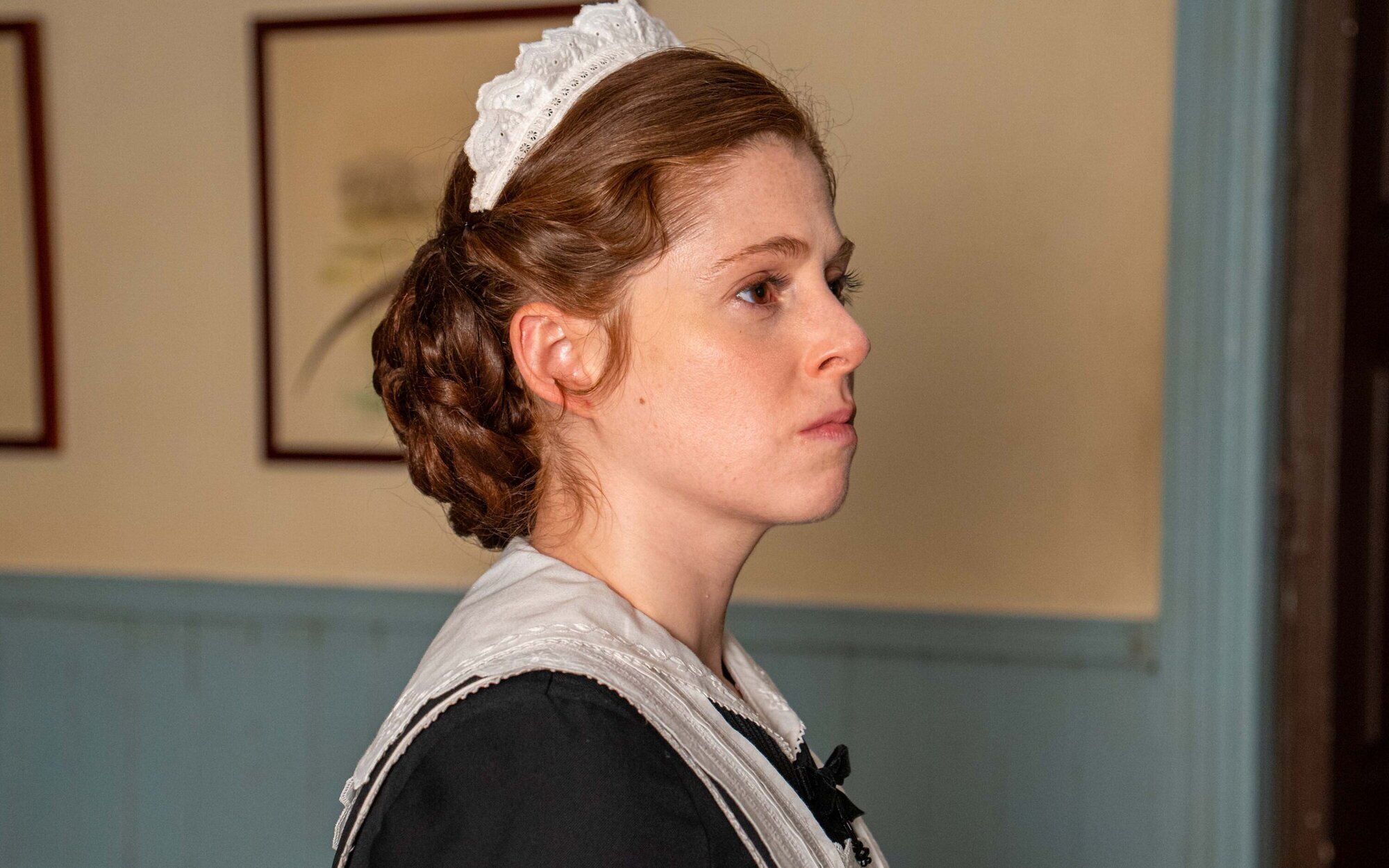 'La promesa' desatará el caos en el bautizo a punta de pistola y despedirá a Petra