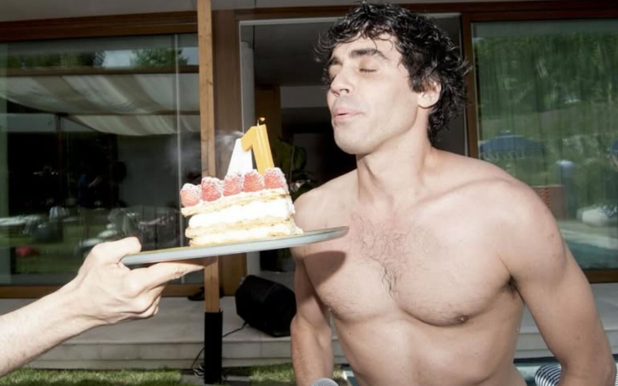 Así fue el fiestón de cumpleaños de Javier Ambrossi en el que actuaron Chanel y el dúo Sonia y Selena