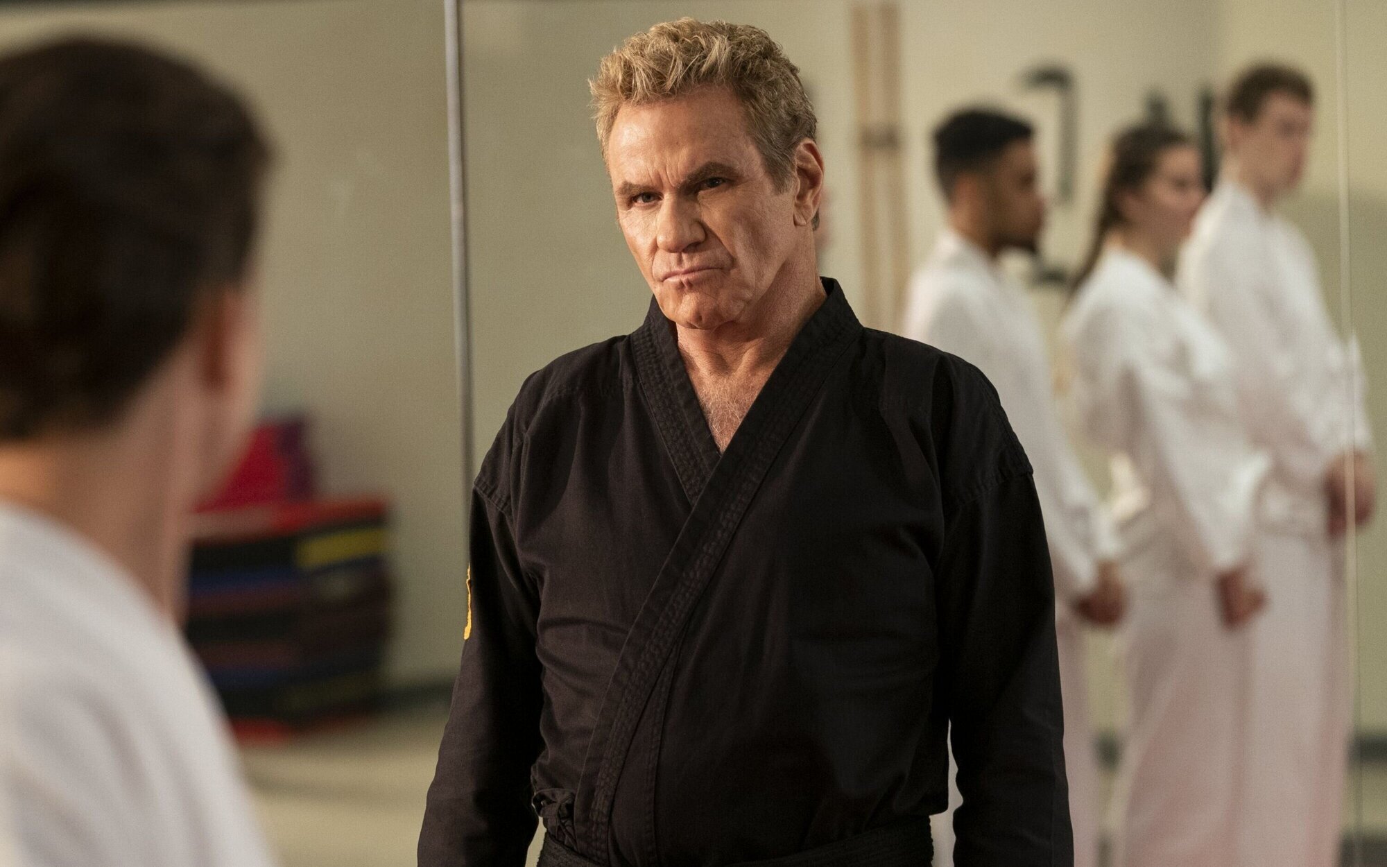 Expulsan a un actor de 'Cobra Kai' de una convención por morder a una compañera