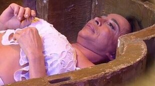 María Patiño escapa del sarcófago y abandona el final de 'La familia de la tele': "No podía respirar"