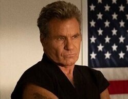 Martin Kove se disculpa por morder a una compañera de 'Cobra Kai': "Me pasé"