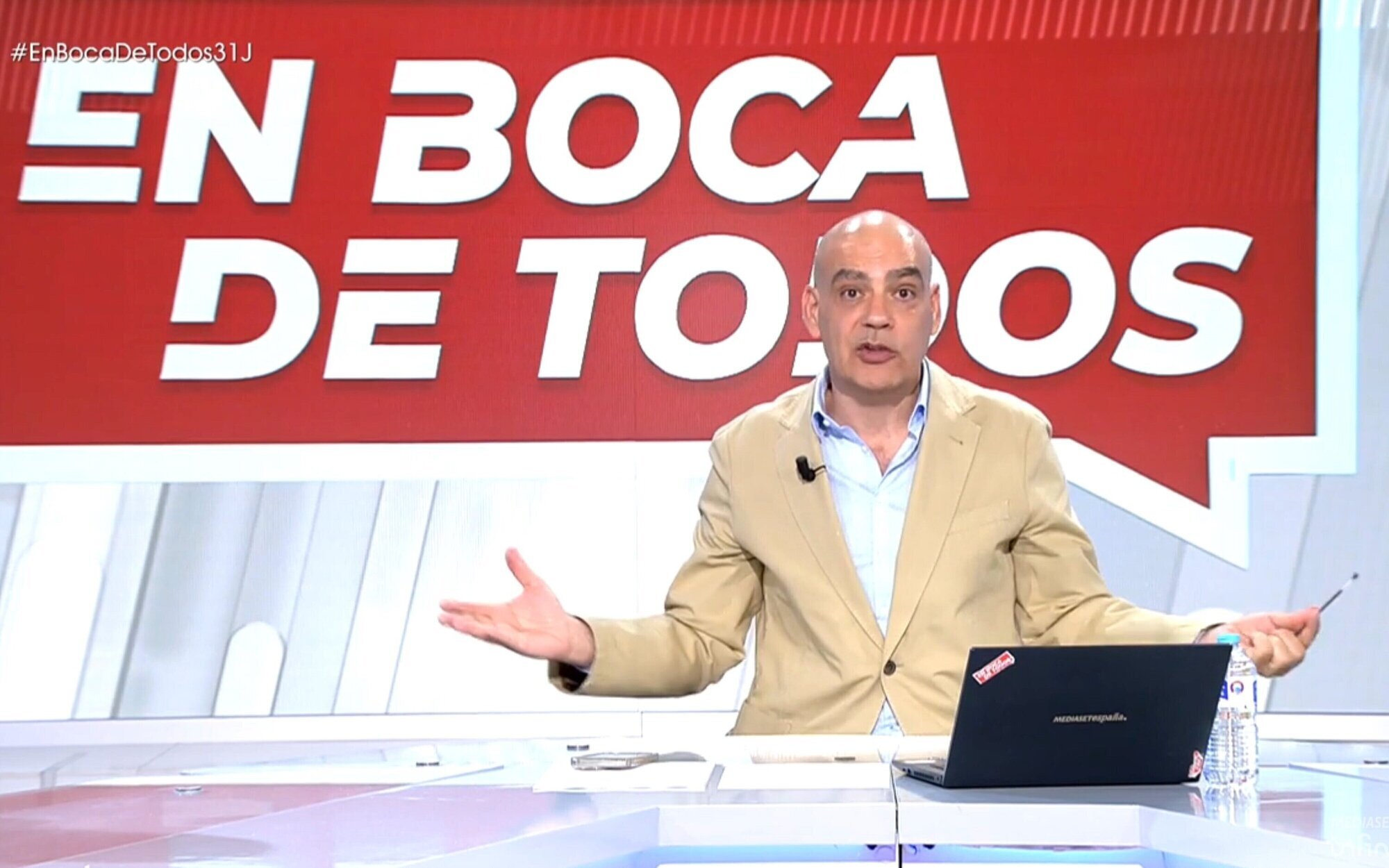 'En boca de todos' condena que un entrevistado mostrara "Sánchez HDP corrupto" escrito en una pizarra