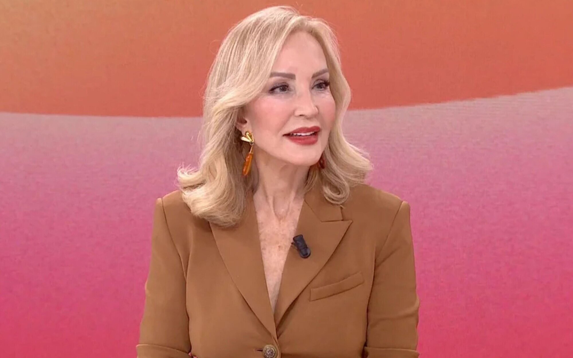 Carmen Lomana deja en el aire su futuro en 'Espejo Público' mientras disfruta del verano en Marbella