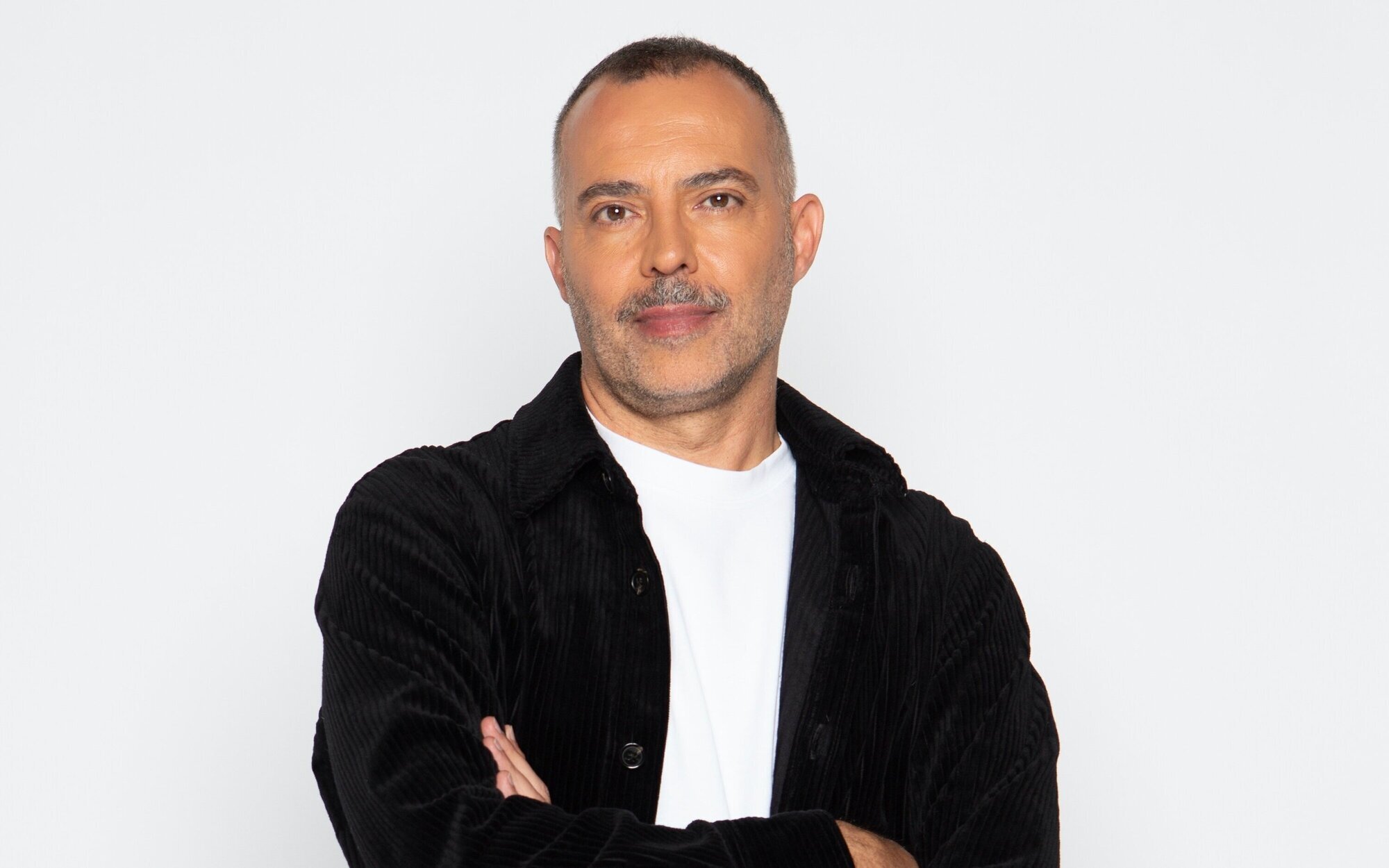 Óscar Cornejo, el maestro de la reinvención que salvó la tele abrazando lo imprevisible y el hipnótico caos