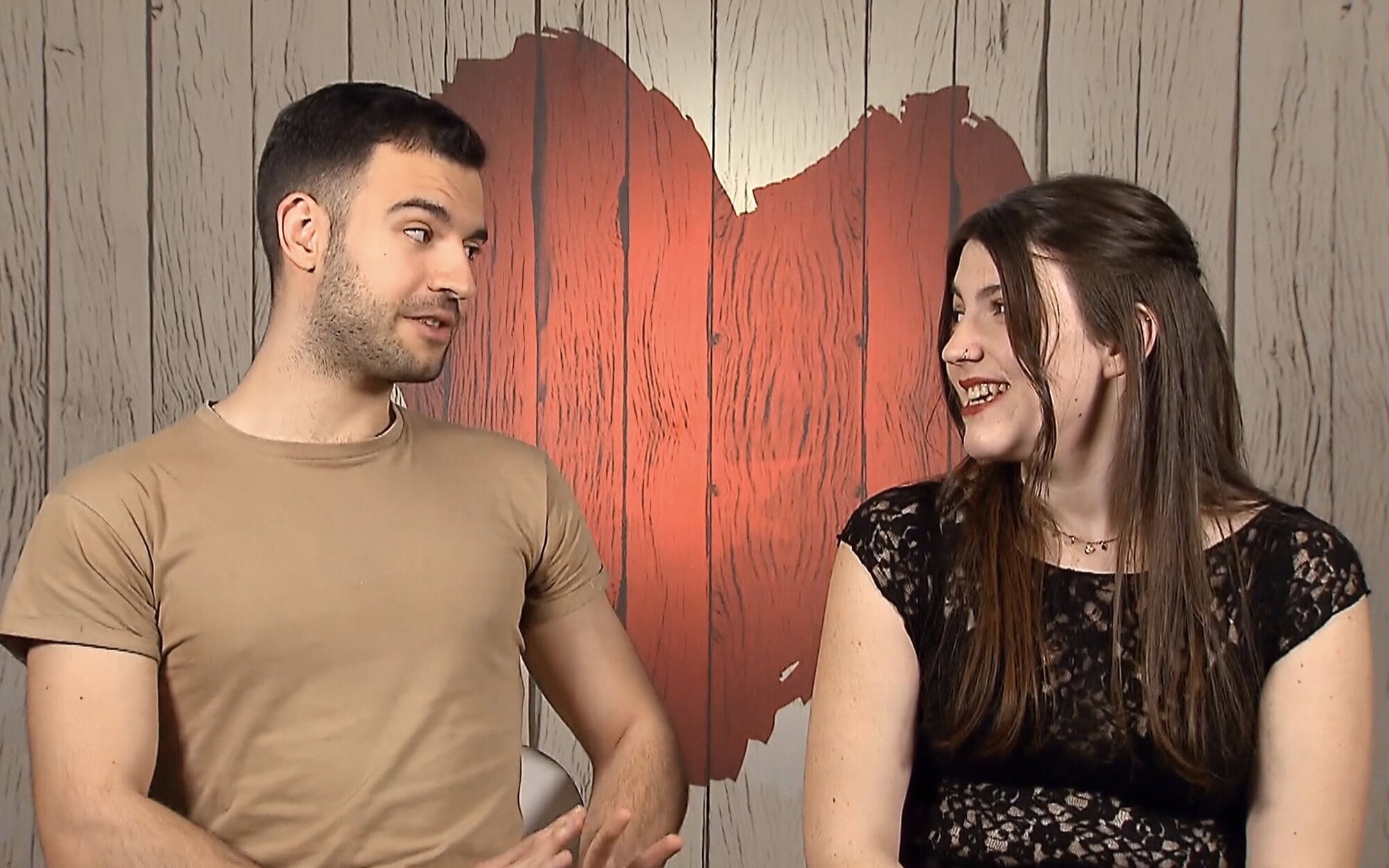 Las dos Españas: el rechazo a una cita en 'First Dates' por una patriótica pulsera desata un enfrentamiento en redes