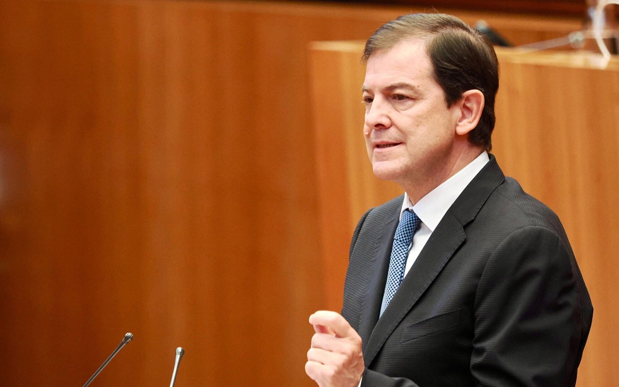 Mientras Mañueco comparece ante las Cortes, Castilla y León Televisión emite toros y anuncios de teletienda