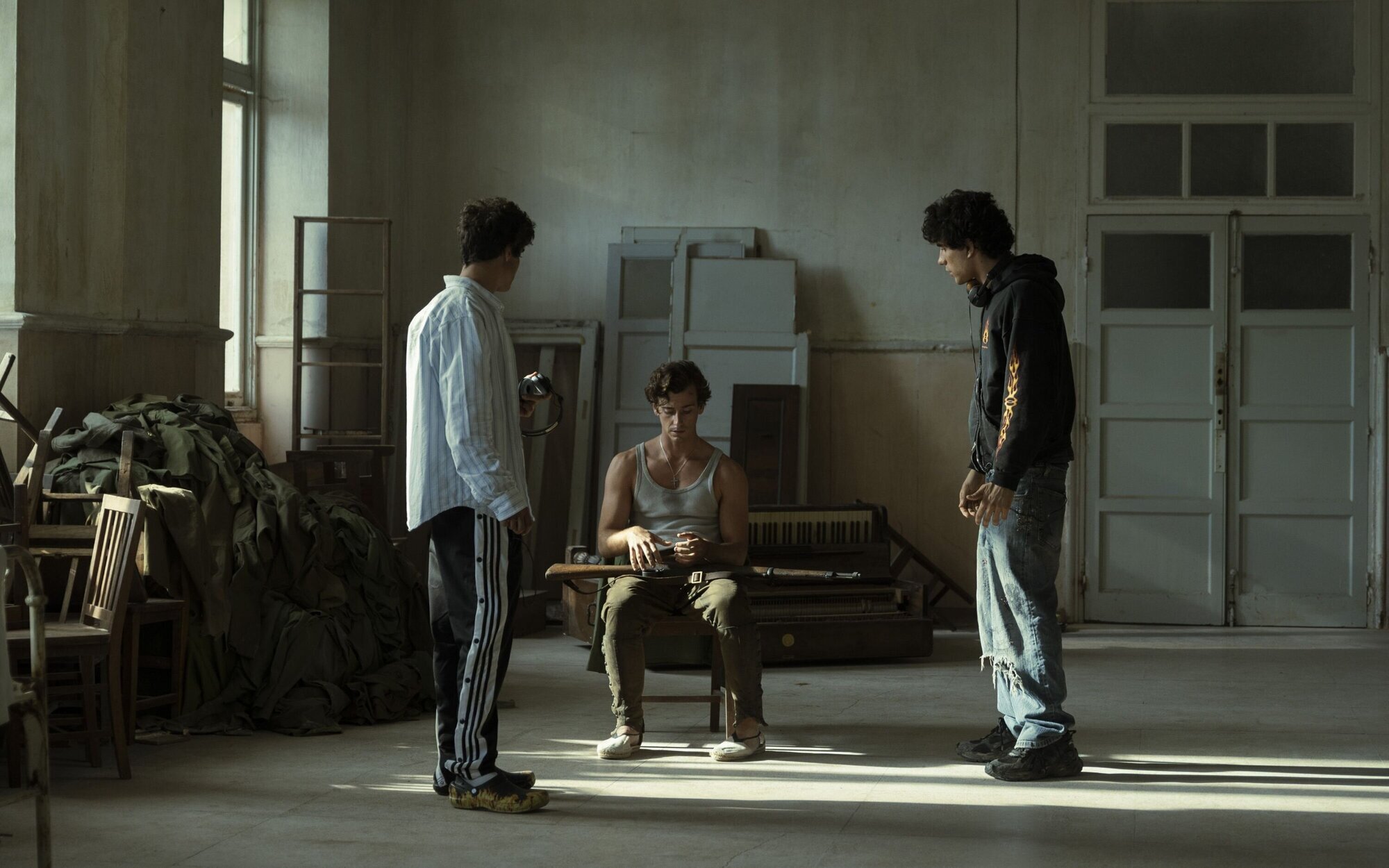 Muere un figurante de la nueva película de Los Javis tras caer por las escaleras