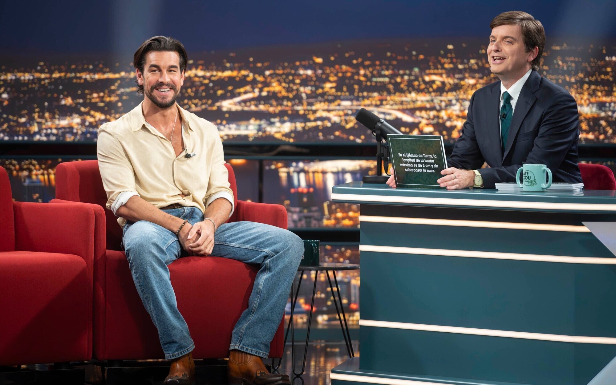 Mario Casas escandaliza a Marc Giró abriendo una cerveza: "Lo más masculino que he visto en mis 51 años"