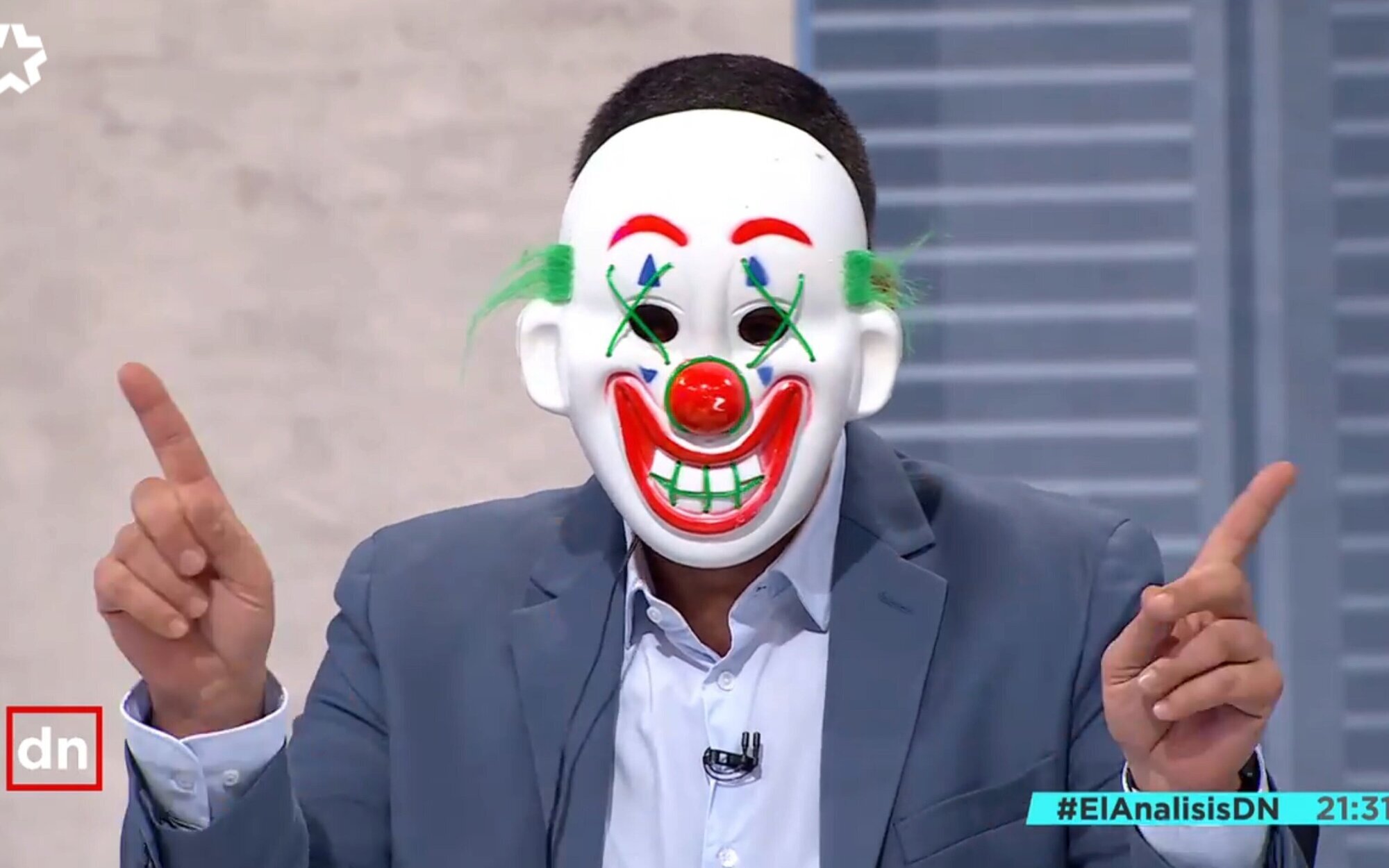 Antonio Naranjo se pone una máscara de payaso en Telemadrid para "desmontar el circo de Pedro Sánchez"