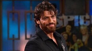 Can Yaman deslumbra con su nivel de español en 'La revuelta', que aprovecha para atizar a Juan del Val