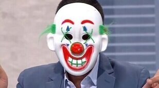 Antonio Naranjo se pone una máscara de payaso en Telemadrid para "desmontar el circo de Pedro Sánchez"