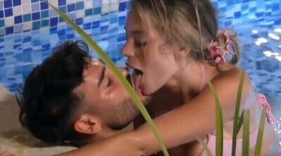 Claudia no se resiste a Gerard en 'Las tentaciones' y se funden en un ardiente beso en el jacuzzi