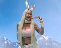 Leticia Sabater es "La conejita de Papá Noel" en su nuevo villancico y le pide un "buen rabo gordito y peludo"