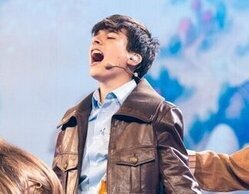 Así ha sido el primer ensayo de Gonzalo Pinillos en Eurovisión Junior 2025: un piano y una librería circular