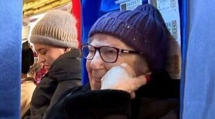 La aparatosa caída de una mujer en la Lotería de Navidad al despedirse del reportero de Telecinco