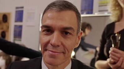 Pedro Sánchez apareció por sorpresa en la gala de los 20 años de 'Polònia', el programa de TV3